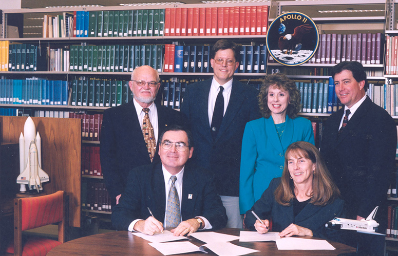 Photograph of UHCL President William A. Staples and Vicki Pendergrass, director of NASA, inked an agreement for the storage of JSC records at the university.